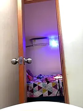 Freechat riri_brunnete on StripChat