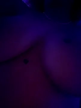 Freechat riri_brunnete on StripChat