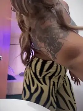 Freechat riri_brunnete on StripChat