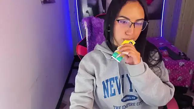 Samanthademonx20_ from StripChat is Freechat