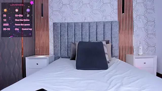 sarahyessica from StripChat is Freechat