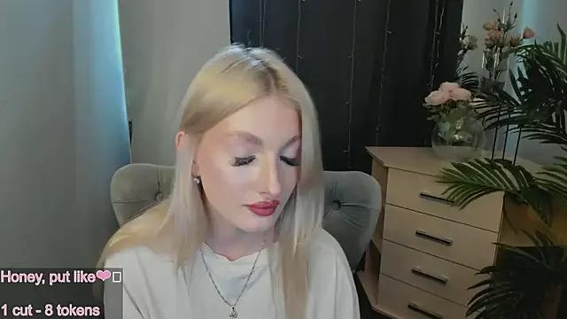 Sarrah_blush from StripChat