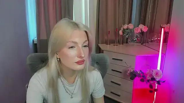 Sarrah_blush from StripChat