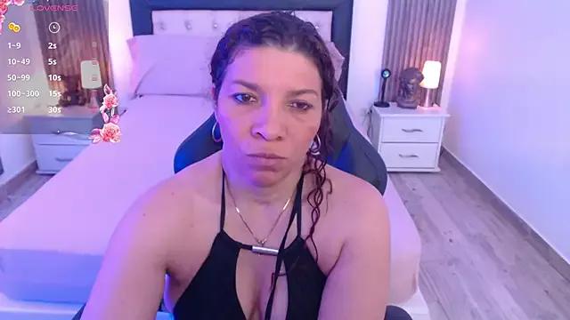 Serena_Houstonn from StripChat is Freechat