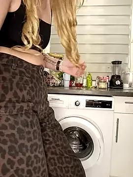 sexyhoneycake from StripChat is Freechat