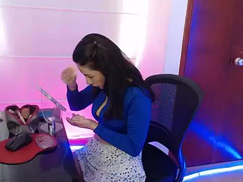 shairaa_brunette from StripChat is Freechat