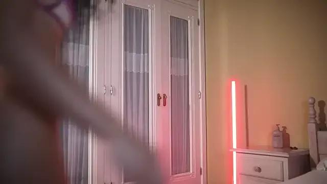 suzysuza from StripChat is Freechat