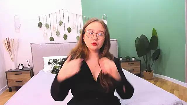 VelvetVixenCute from StripChat is Freechat