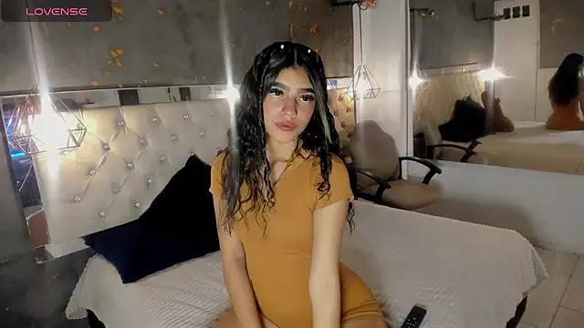 Viiolettlopez from StripChat