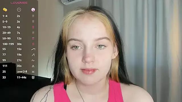 youngloveexe from StripChat is Freechat